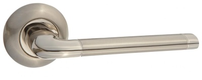 Дверная ручка Дарио на круглой розетке