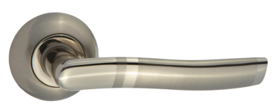 Дверная ручка Капрезе на круглой розетке никель