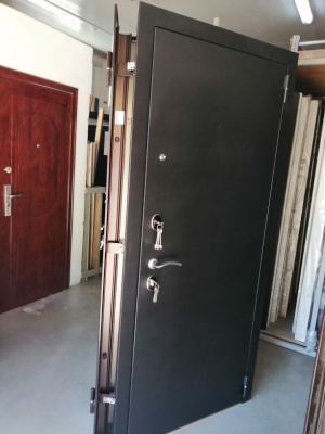 Дверь мет. Агрия с Зеркалом Муар Сандал белый, 2050*860, Правая, лот 9261254